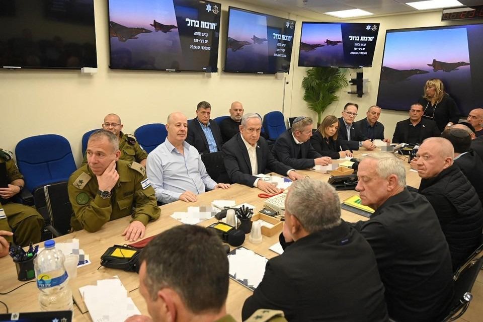 Het Israëlische oorlogskabinet zat maandag urenlang samen. Onder meer premier Benjamin Netanyahu en minister van Defensie Yoav Gallant verklaarden na afloop dat Israël zou “reageren” op de Iraanse aanval.