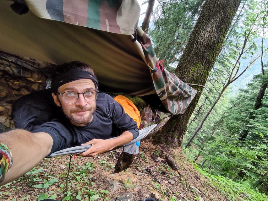 Bram in zijn hangmat ergens in een bos in India.