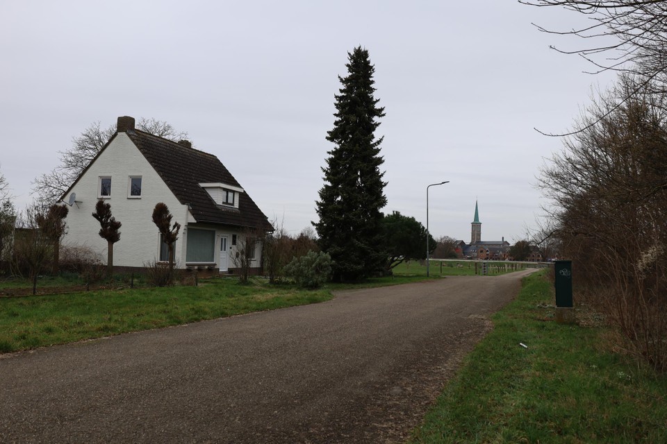 Het huis van de familie Pustjens op de oever van de Maas in Nederland met zicht op Maaseik.