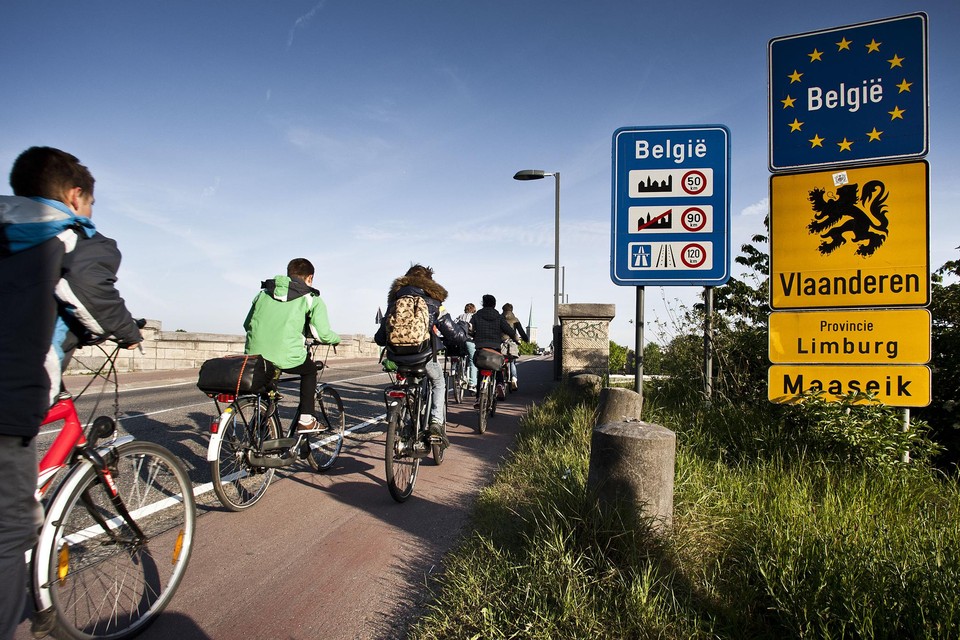 Nederlandse leerlingen fietsen de grens over om in België naar school te gaan. 