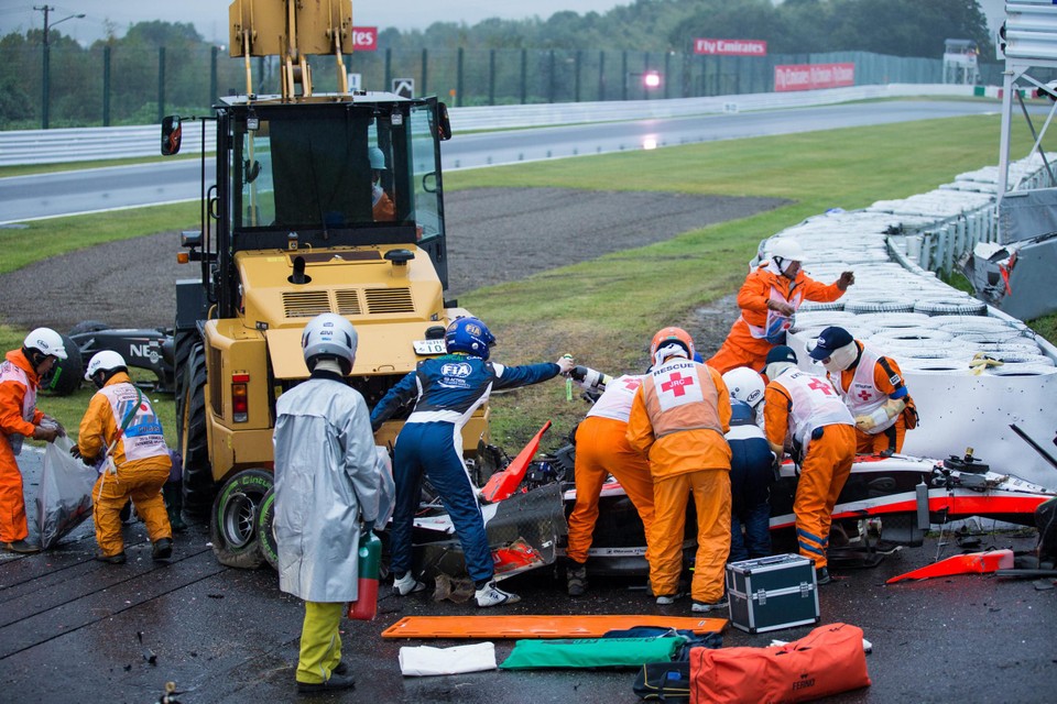Beelden van dokters die Jules Bianchi proberen te helpen na zijn zware crash in de GP van Japan, intussen acht jaar geleden. 