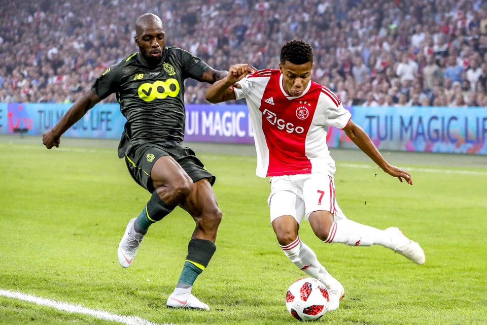 Standard-verdediger Luis Pedro Cavanda had alle moeite van de wereld met Ajax-winger David Neres. 