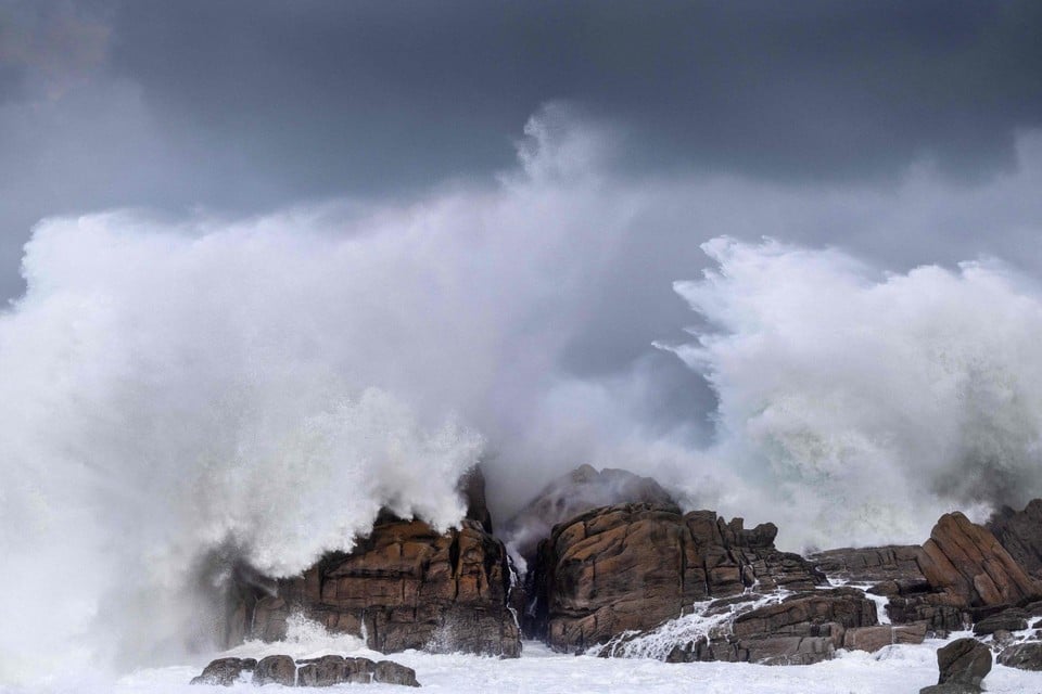 Metershoge golven beukten vanochtend vroeg al in op de Franse kust, waar een rukwind van liefst 207 km/uur werd gemeten. “Dat gaat richting orkaankracht”, zegt klimatoloog Niels Souverijns.