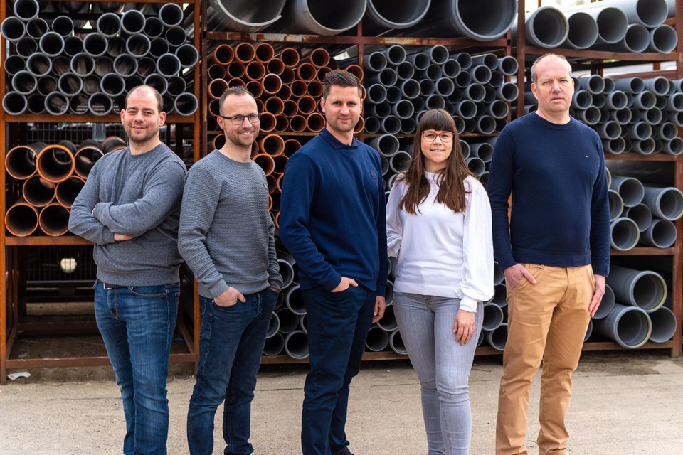 De vijf aandeelhouders van Nelis Wegenbouw (vlnr): Glenn Nelis, Ben Loos, Anton Nelis, Yzelle Loos en Daniël Colman.