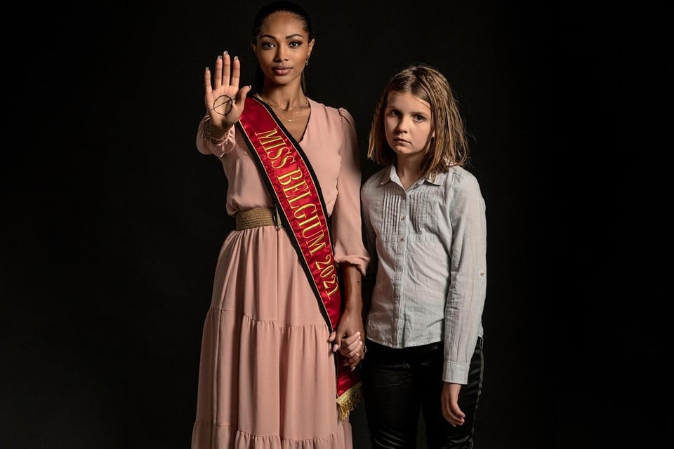 Miss België Kedist Deltour poseert met een kind voor de campagne van Pelicano. 