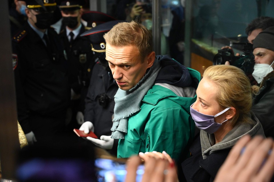 De Russische oppositieleider Aleksej Navalny en zijn vrouw Yulia bij de paspoortcontrole in Moskou. 