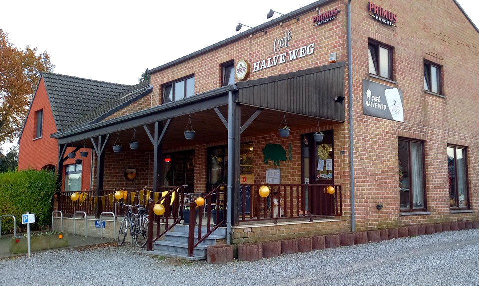 Het café ligt halverwege Bilzen en Beverst, vandaar de naam ‘Halve Weg’