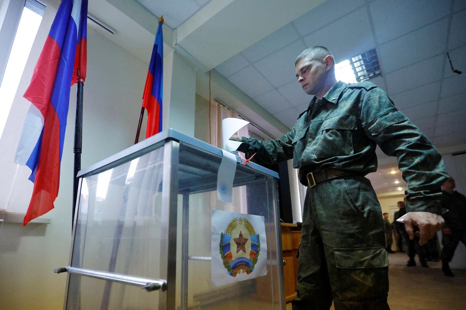 Een soldaat van de zelfverklaarde Volksrepubliek Loehansk (LPR) stemt tijdens een referendum over toetreding van Loehansk tot Rusland 
