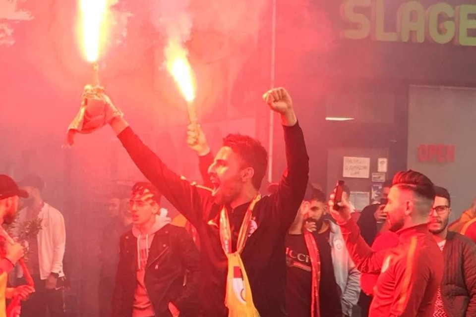Ferhat Teker woonde vorige week Barcelona-Galatasaray nog bij: “Ik kan dat moeilijk uitleggen. Voor mij is dit passie, een levensstijl.” 