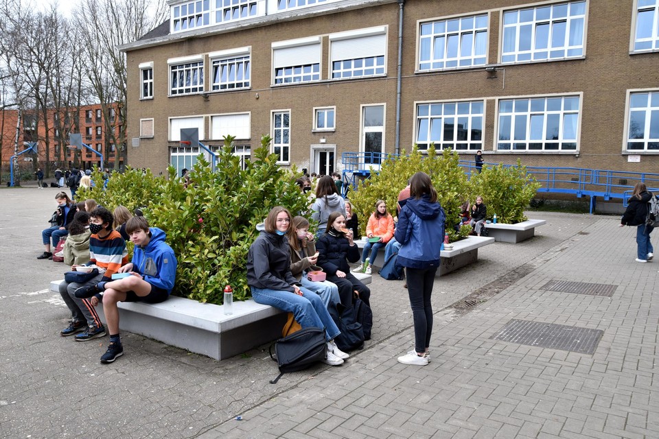De scholieren van de middelbare school Kindsheid Jesu in Hasselt lunchten maandag voor het eerst buiten, per klasbubbel.  
