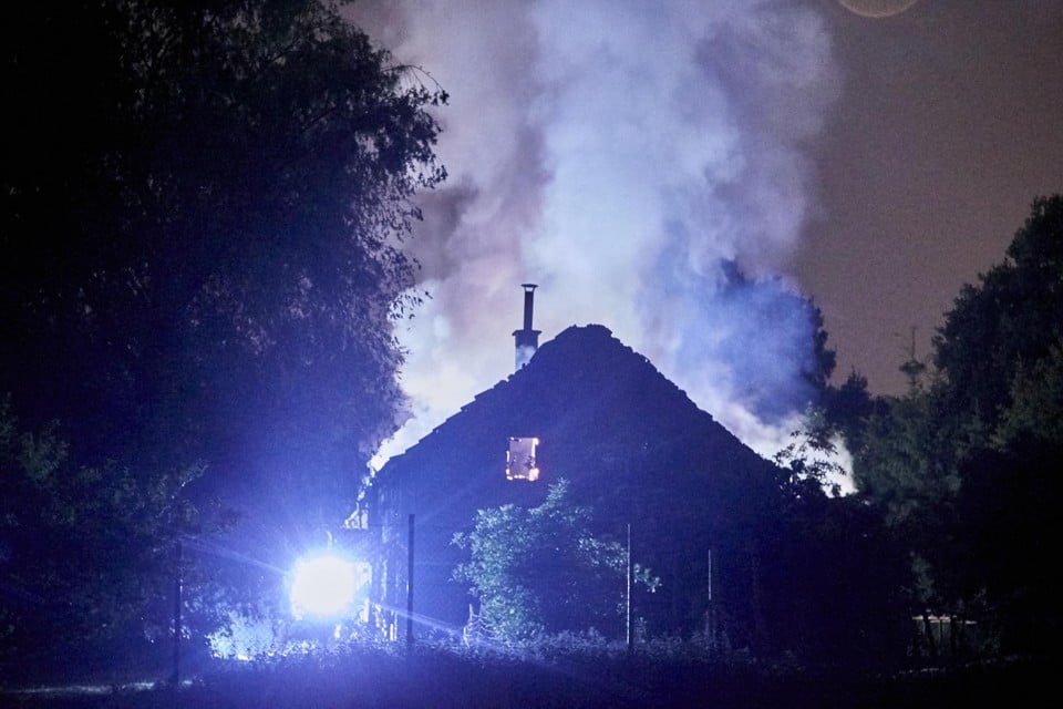 De zogenaamde drugsboerderij in de Bruinstraat in Zonhoven. Een jaar na de ontmanteling van het labo, werd de boerderij in brand gestoken.  