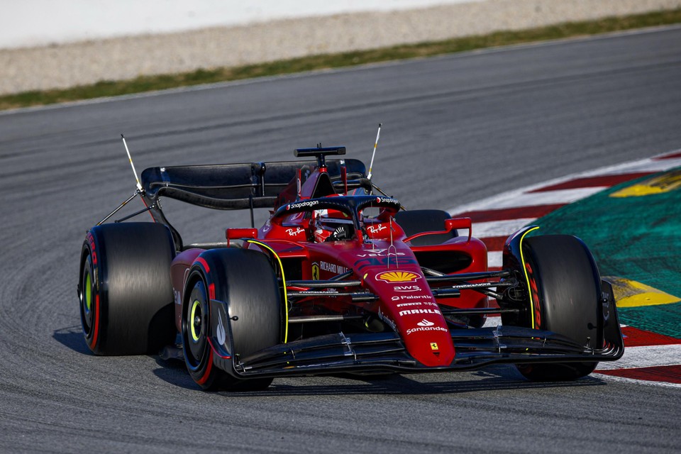 Charles Leclerq in de Ferrari met sensoren aan de achterkant.  