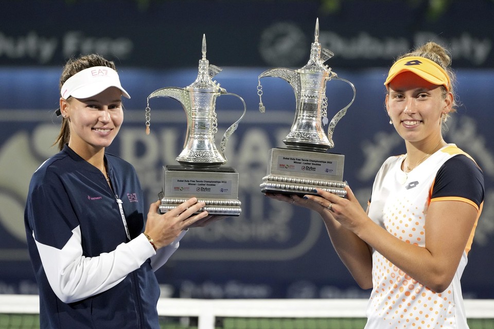 Kudermetova en Mertens krijgen elk een trofee mee naar huis. 