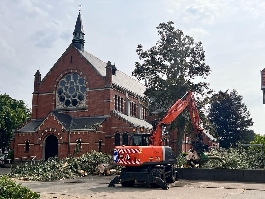 Het dak van de kerk van Tervant raakte donderdag beschadigd. 