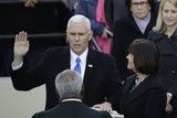 thumbnail: Ook vicepresident Mike Pence legde vrijdagavond de eed af. 