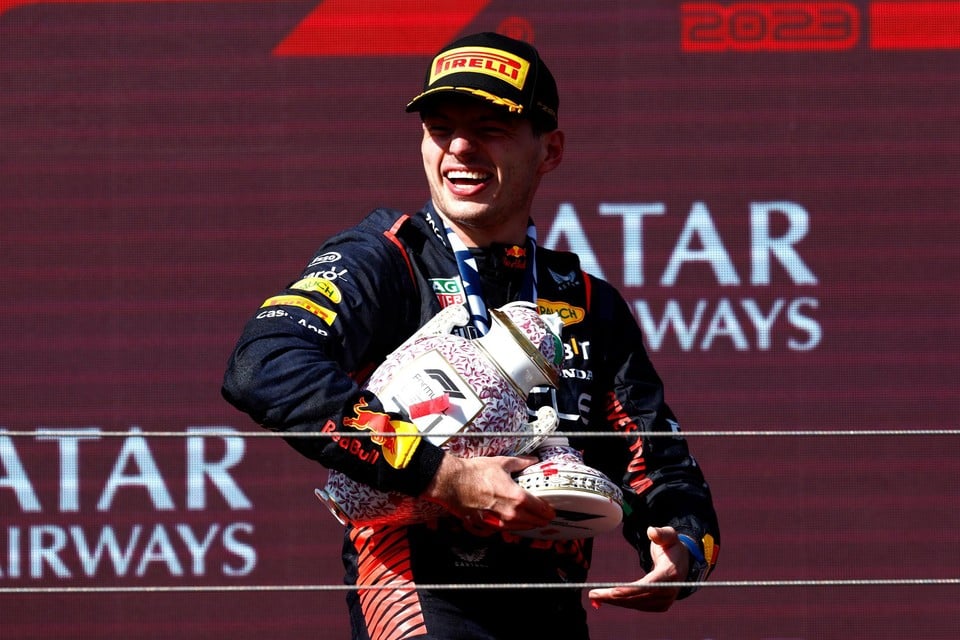 Max Verstappen met de gebroken trofee na de GP van Hongarije