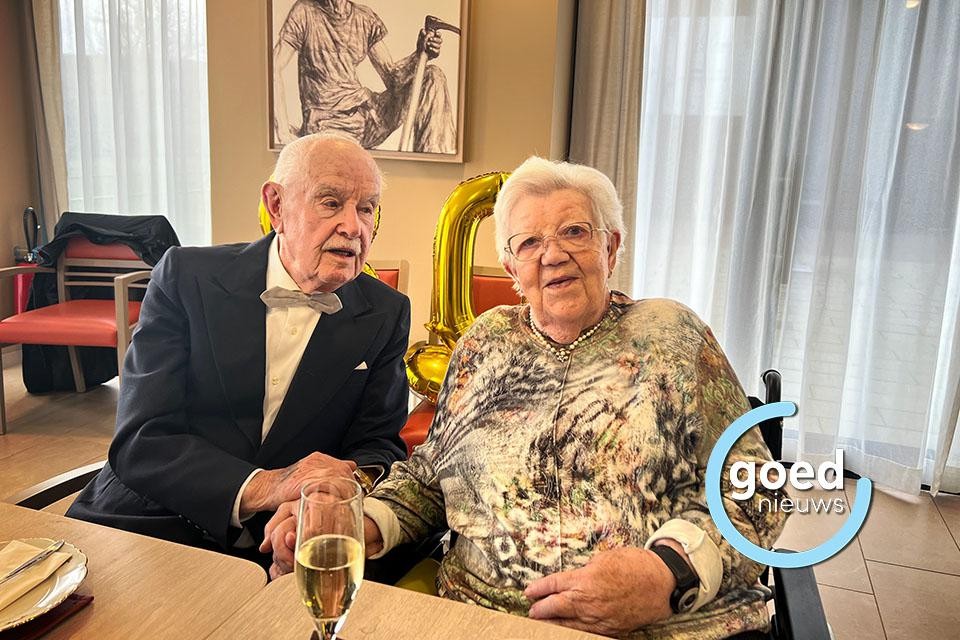 Angeline (97) en Eduard (99) gaven elkaar 80 jaar geleden het jawoord. “Ik heb hem in al die jaren nog nooit buitengezet”, lacht Angeline.