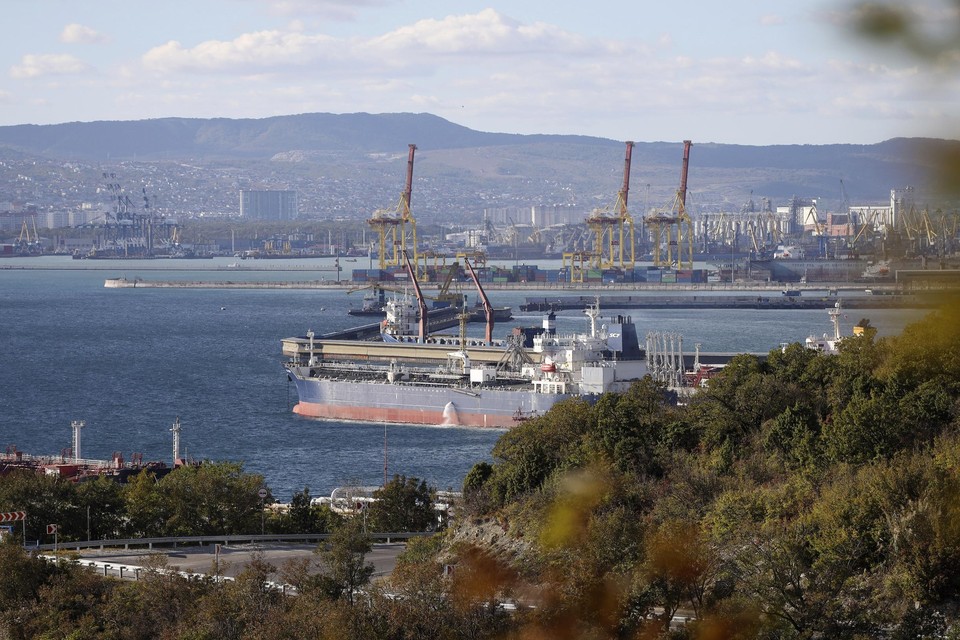 Een olietanker in een Russische haven. Door de Europese olieboycot probeert Rusland zijn olie nu onder de radar te verkopen.  