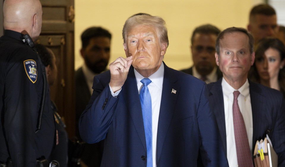 Trump maakte tijdens de pauze van het verhoor een ‘zwijggebaar’ richting de pers: hij streek met zijn twee vingers langs zijn lippen.