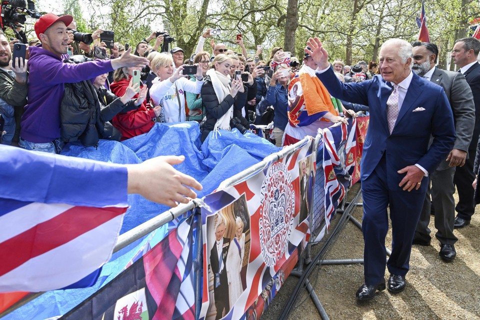 Koning Charles begroette vrijdag fans aan Buckingham Palace.