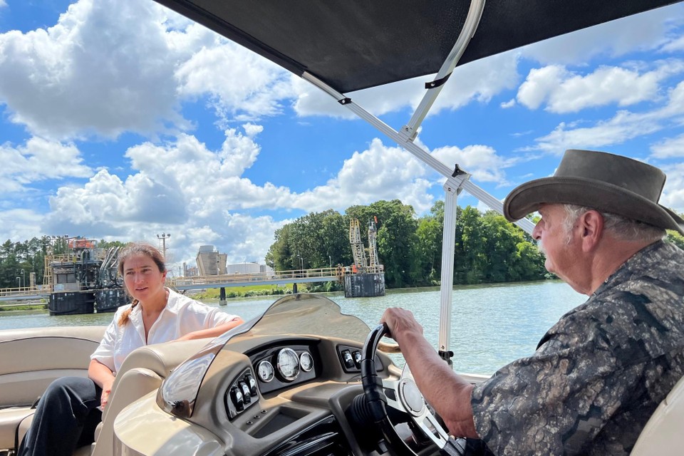 Ron Mixon (74) nodigt Zuhal Demir uit voor een boottocht op de zwaar vervuilde Tennessee River.  