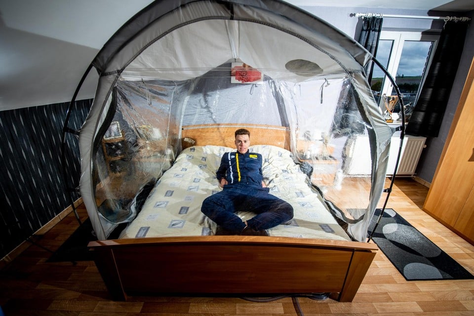 Jens Reynders ging op ‘hoogtestage’ in zijn eigen slaapkamer dankzij een hoogtetent.   
