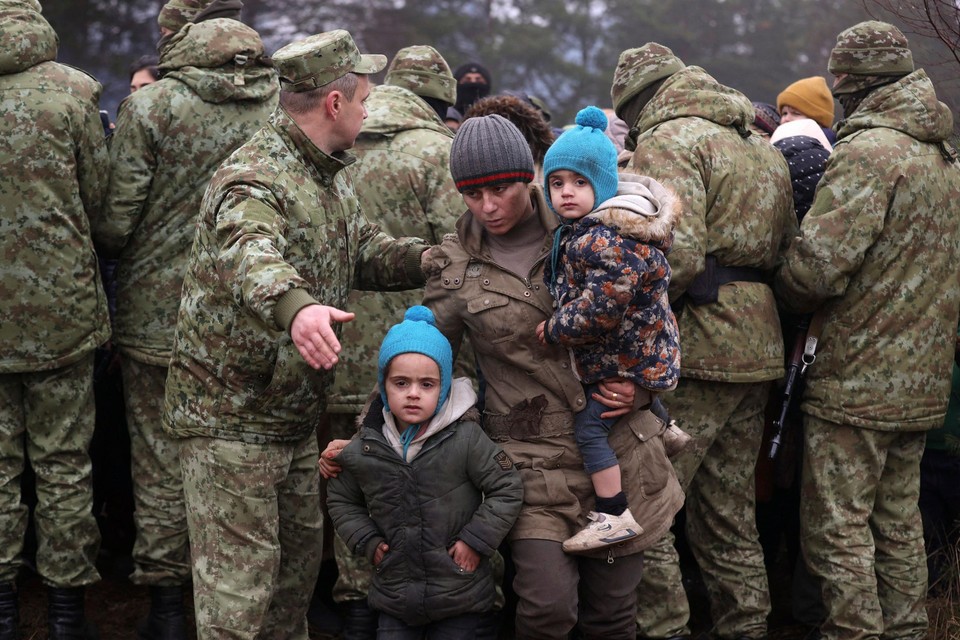 Links: Wit-Russische miltairen begeleiden migranten  in een kamp aan de Wit-Russisch-Poolse grens in de regio Grodno. Rechts: de Poolse politie drijft migranten terug aan  een grensovergang.             