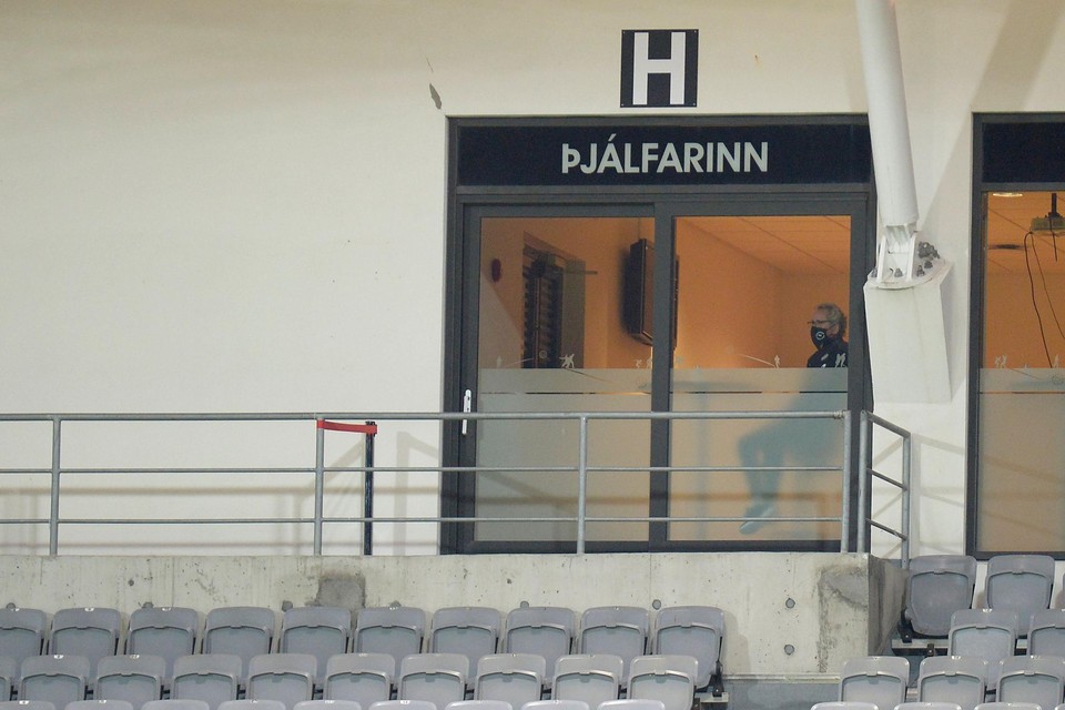 Erik Hamrén zat zowaar in het stadion – achter glas.