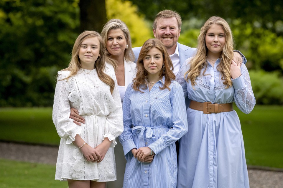 Het Nederlandse koninklijke gezin, met in het midden prinses Alexia. 