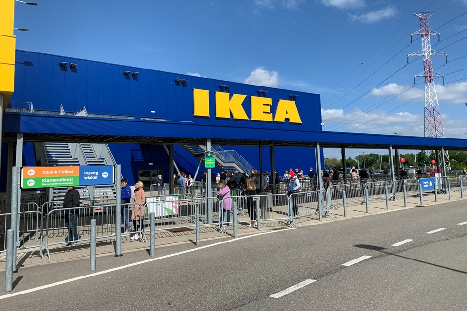 Op de eerste dag dat Ikea opnieuw open mocht, was het ook in Hasselt aanschuiven geblazen. De economische schade voor het bedrijf valt uiteindelijk beter mee dan gedacht. 