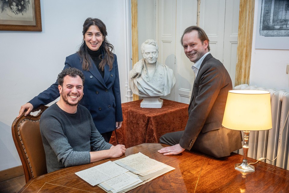 Marco Mariotti, minister Zuhal Demir en Kenneth Booten bij de brieven en de buste uit 1836 van Charles Vilain XIIII.