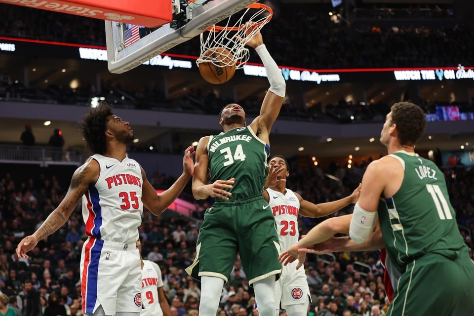 De Milwaukee Bucks van Giannis Antetokoúnmpo (#34) legden de Pistons eenvoudig over de knie.