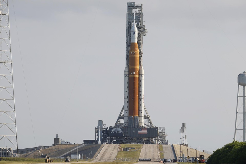 De onbemande Artemis I-raket wordt in Cape Canaveral in gereedheid gebracht 
