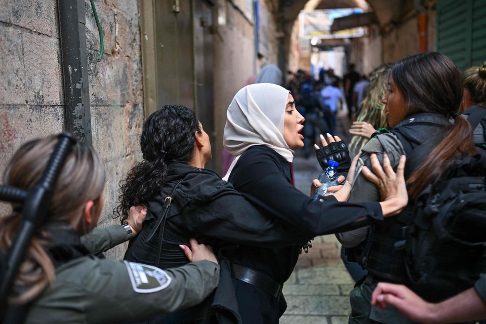 Handgemeen tussen Palestijnse vrouwen en Israëlische soldaten, vrijdag in de straten van Jeruzalem.