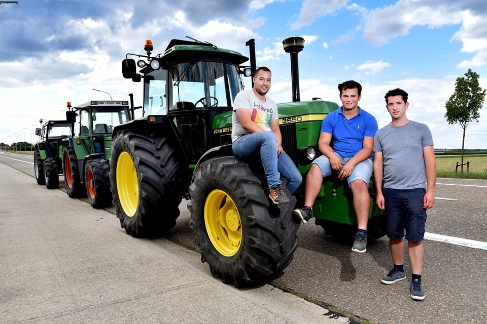 Ruben, Robin en Lars trekken door het land met hun tractoren. 
