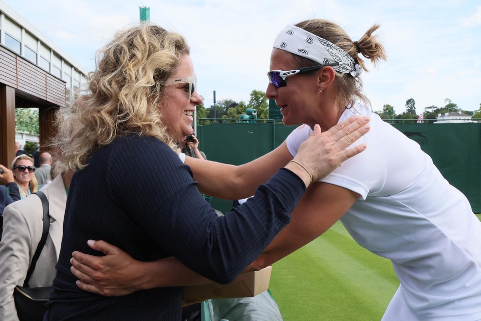 Kim Clijsters feliciteert Kirsten Flipkens. 