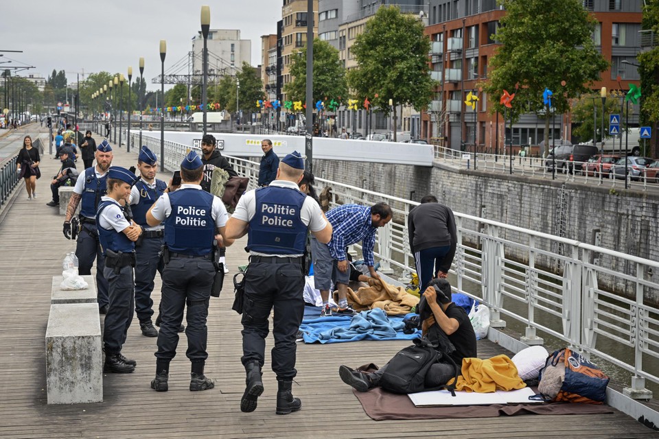 Politieagenten sturen vluchtelingen weg van het kanaal 