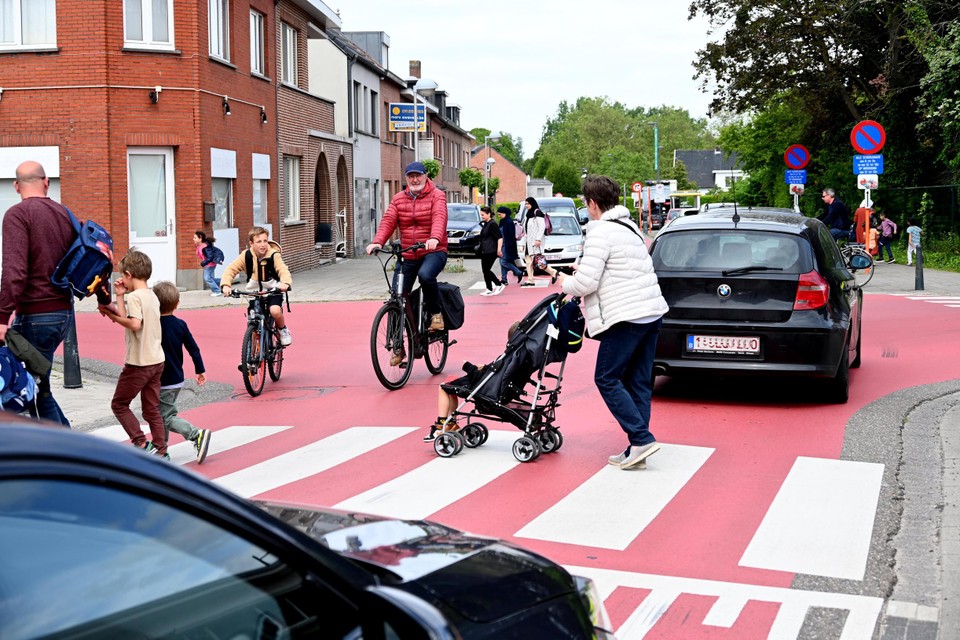 Zeker tijdens de spitsuren is het een kluwen van voetgangers, fietsers en auto’s in de Diepstraat.