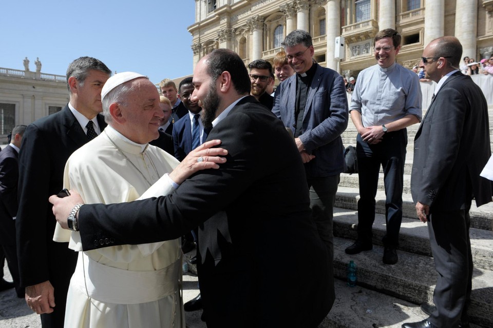 Gianluca tijdens zijn eerste ontmoeting met paus Franciscus in Rome.