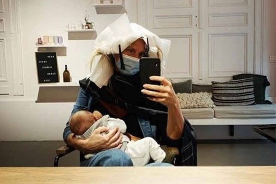 Op haar Instagramprofiel deelde Meskens een foto van haar en dochtertje Lima in de kappersstoel. 