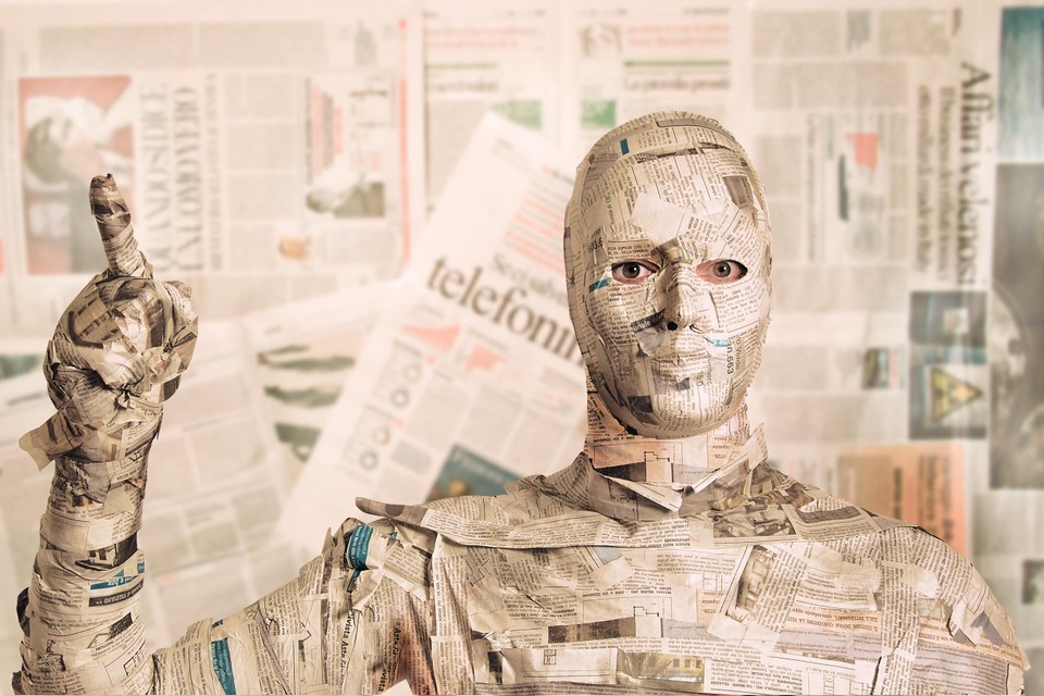 De ultieme kick voor een krantenfetisjist: ingepakt worden in krantenpapier als een mummie.