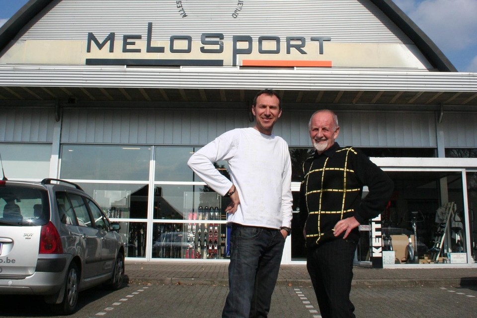 Zoon Marc en vader Willy-Victor Melotte voor hun sportzaak met de bogen van de vertrekhal voor de stoeltjeslift van Expo 58. 