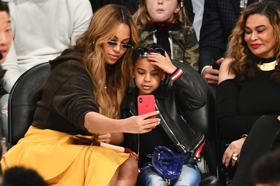 Blue Ivy met mama Beyoncé en oma Tina.