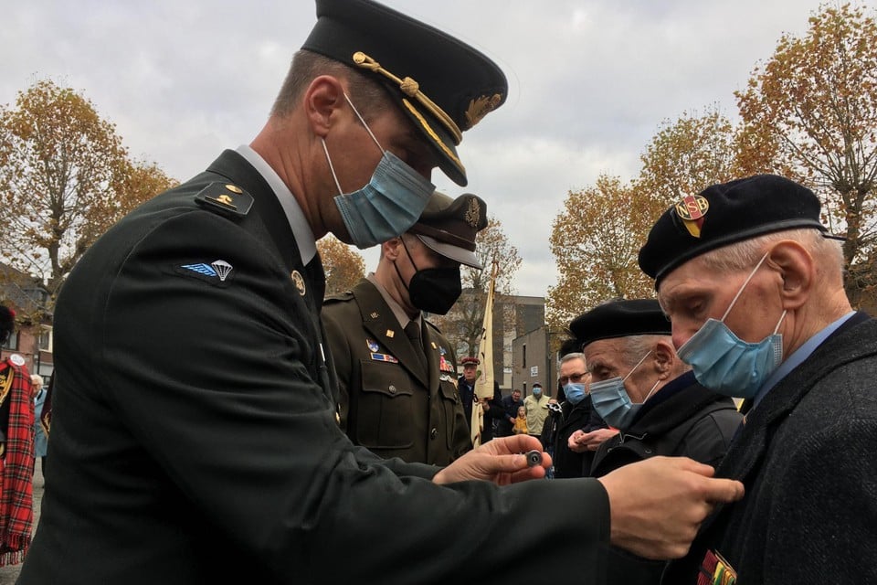 Evarist Doggen en Désiré Triekels kregen een pin opgespeld door een Amerikaanse en Belgische luitenant-kolonel. 