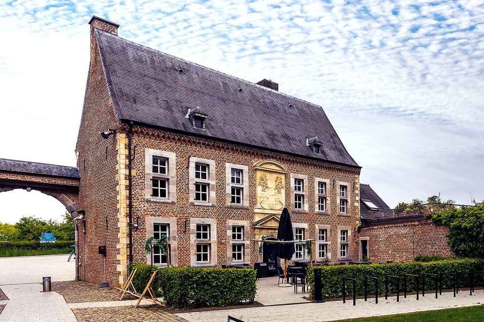 Het Gasthuis naast de hoofdingang van Alden Biesen.