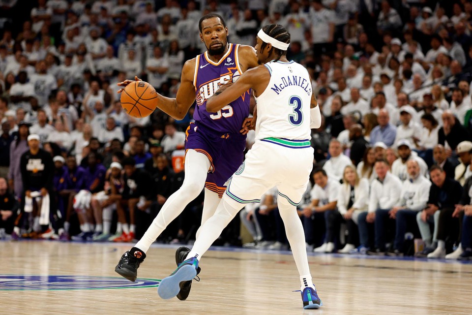 Kevin Durant (Phoenix Suns) tegenover Jaden McDaniels (Minnesota Timberwolves).