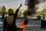 thumbnail: Al bijna drie maanden betogen de Iraniërs. De woede gaat om meer dan kledingvoorschriften. 