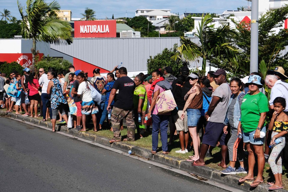 Mensen doen de file aan de supermarkten in Nieuw-Caledonië.