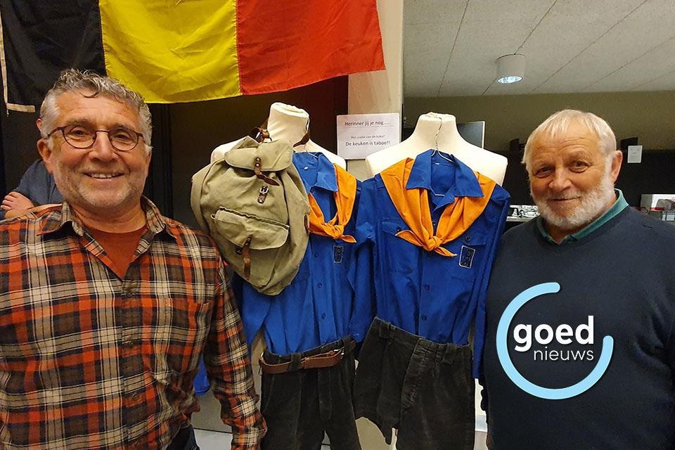 Marc Knoops (71) en Willy Gabriëls (72) schonken hun uniform aan de heemkring van Opglabbeek. 