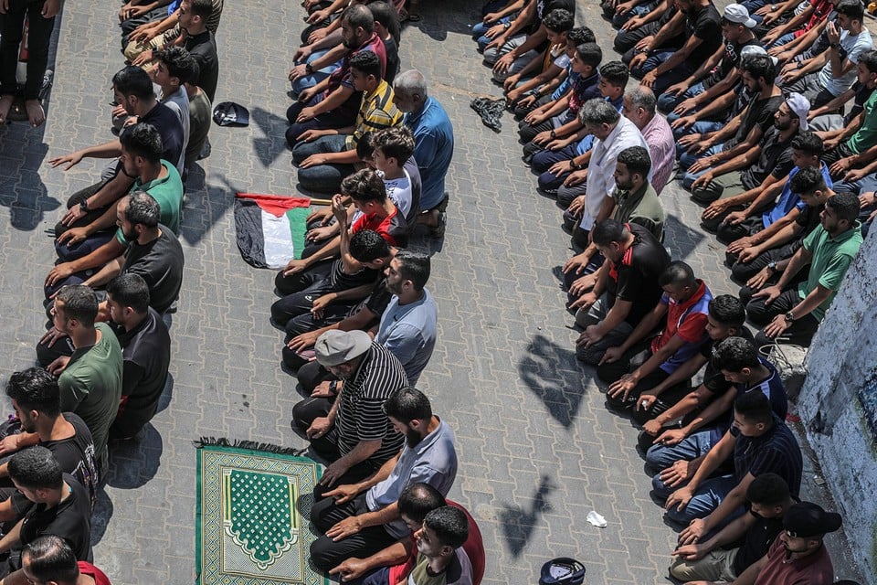 Inwoners van Gaza rouwen om een Palestijnse man en zijn drie kinderen, die omkwamen bij het geweld van de afgelopen dagen. 